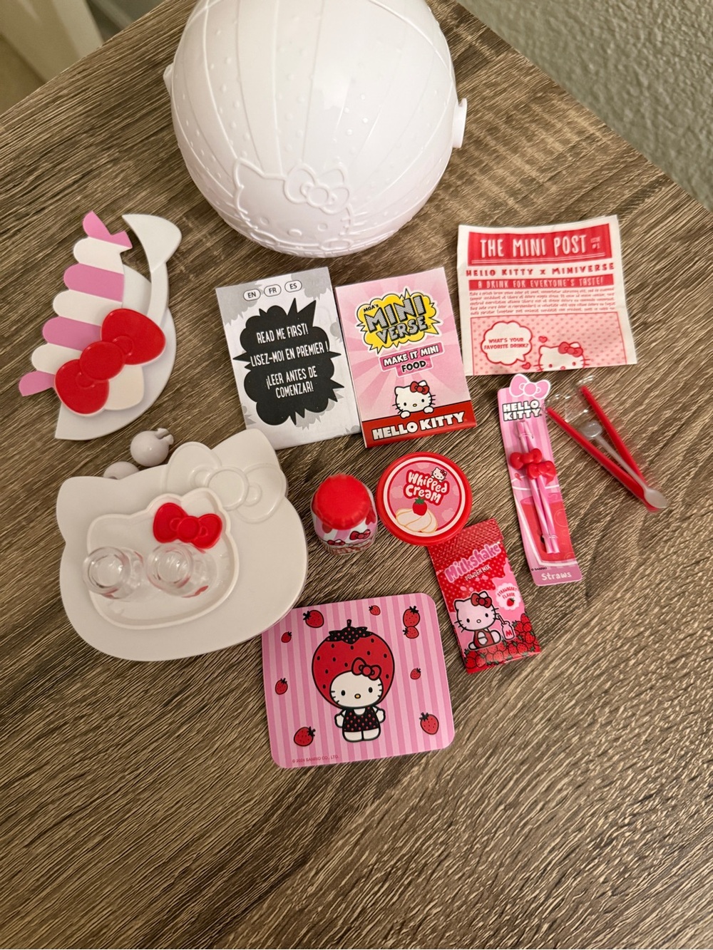 Mini Verse Hello Kitty Strawberry Milkshakes